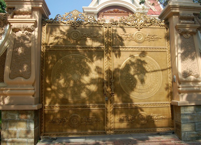 Chiếc cổng mạ vàng với họa tiết trống đồng Đông Sơn