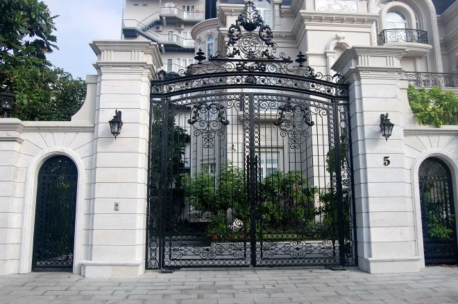 Chiếc cổng đen với những họa tiết điệu đà