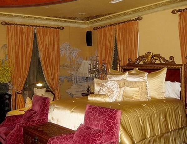 Phòng ngủ "vương giả" với gam vàng chủ đạo.