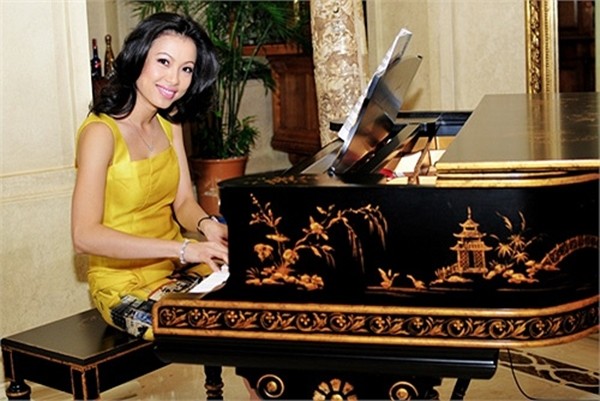 Chiếc đàn piano cũng mang lại nét quý phái, sang trọng cho ngôi nhà.