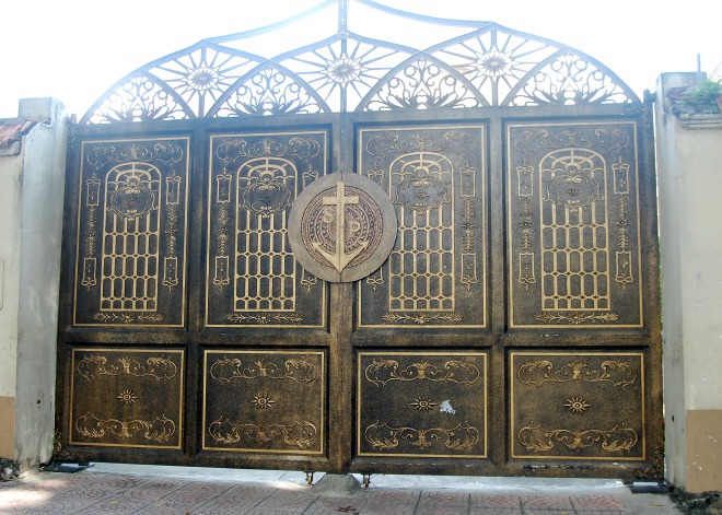 Cánh cổng lớn với họa tiết chạm khắc thu hút mọi ánh nhìn.