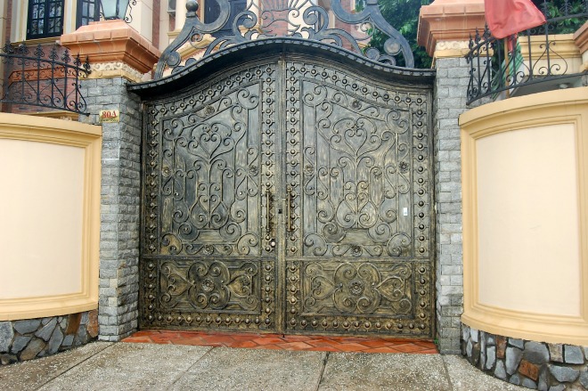 Chiếc cổng là một phần không thể thiếu trong vẻ đẹp tổng thể của ngôi nhà.