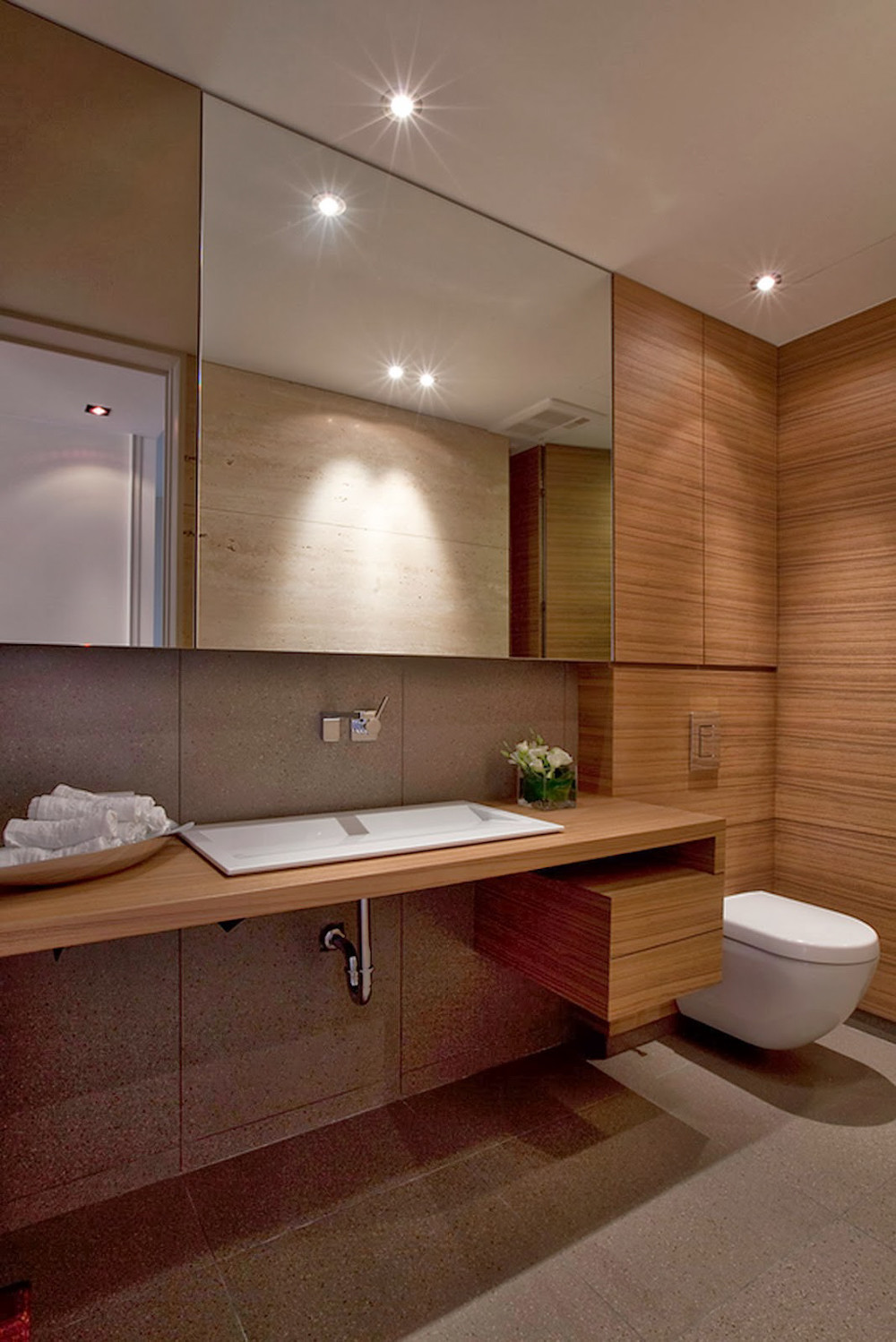 Nhà vệ sinh sang trọng với nội thất đơn giản. 
