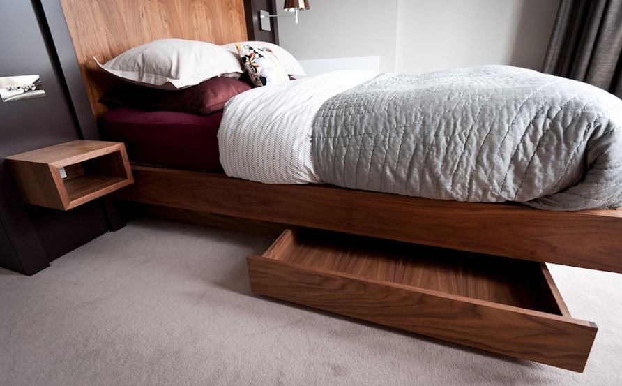 Giường ngủ với ngăn chứa rộng phía dưới.