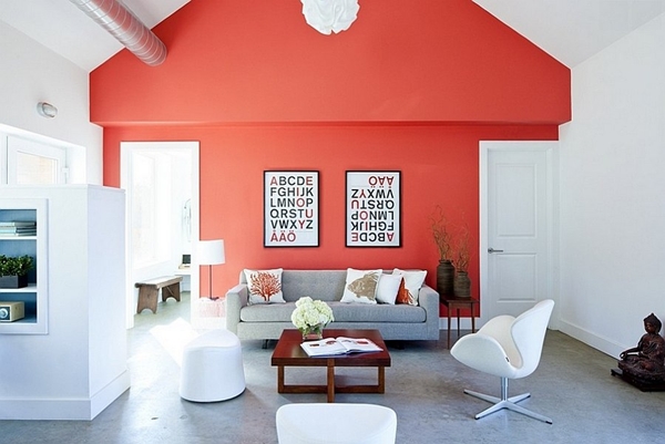 Phòng sinh hoạt chung nổi bật với màu đỏ.