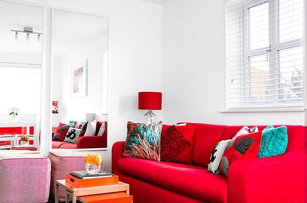 Những chiếc ghế sofa màu đỏ luôn làm phòng khách nổi bật.