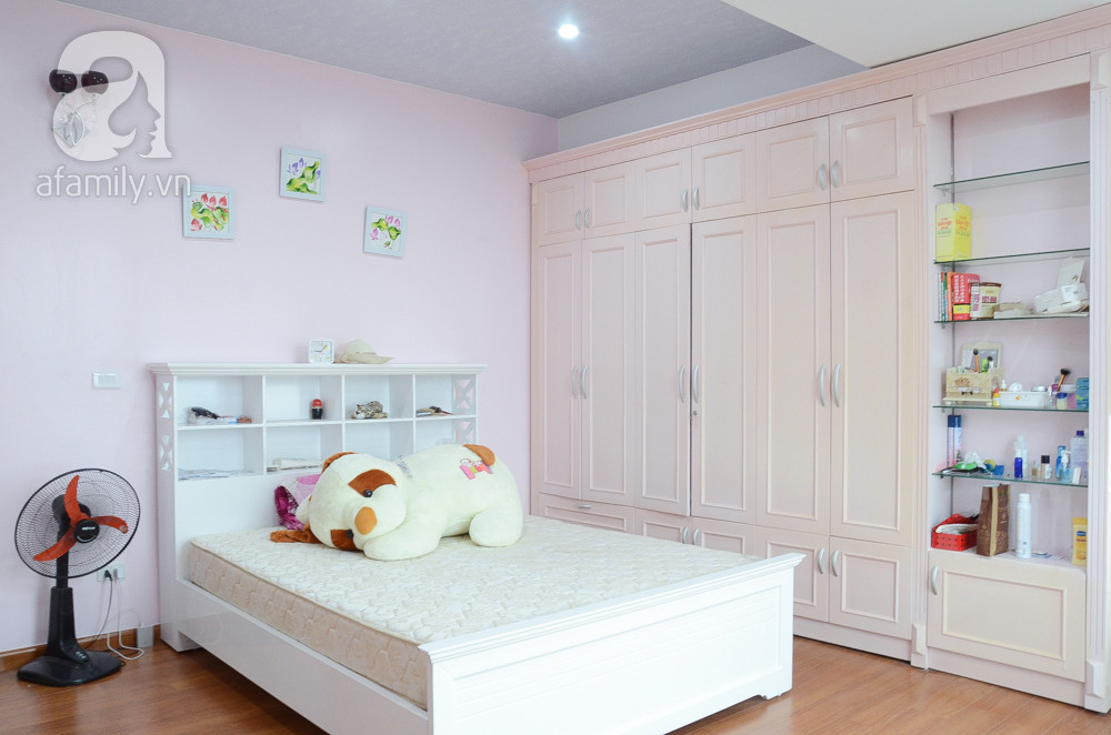 Phòng ngủ nhẹ nhàng với tone màu hồng - trắng.