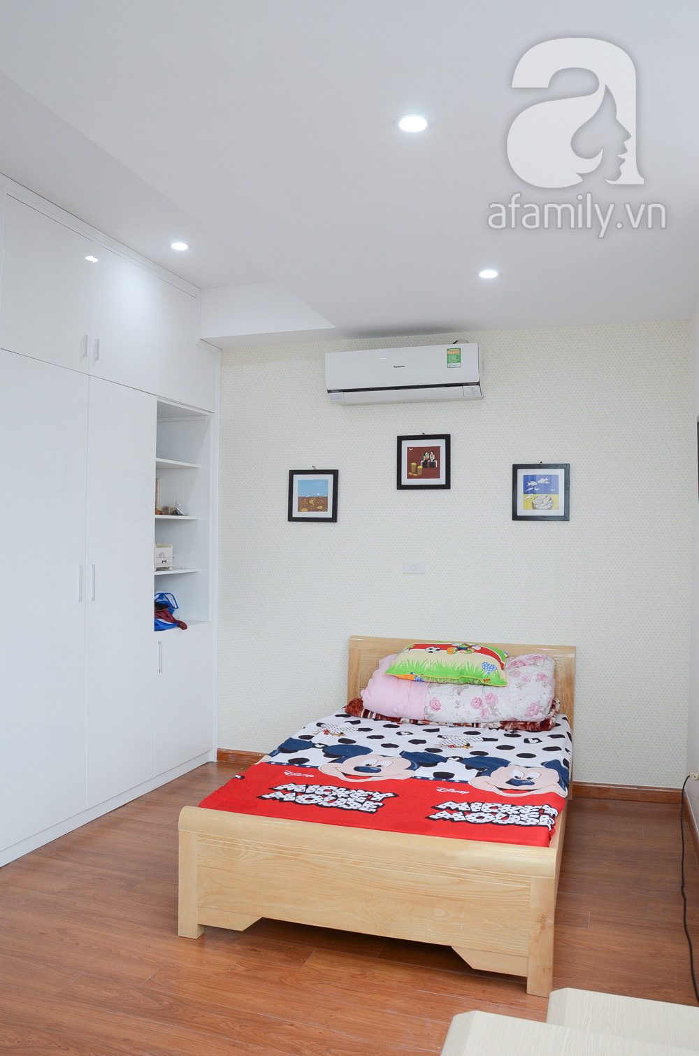 Phòng ngủ gọn gàng với cách bài trí nội thất đơn giản.
