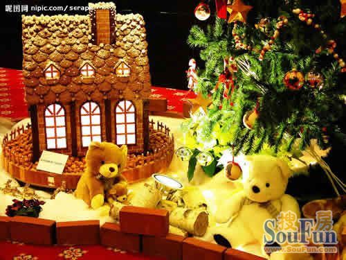 Mang không khí Noel vào nhà bằng nhiều đồ vật trang trí như quà, cây thông, chuông...