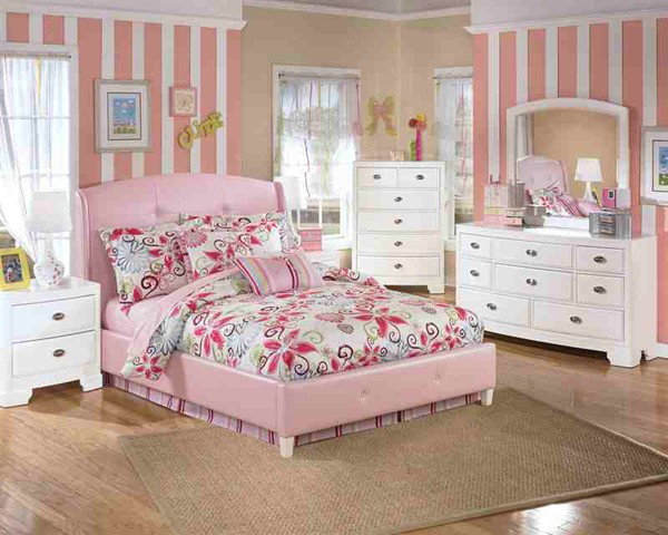 Chiếc giường với phần khung được bao bọc bằng chất liệu da bóng hồng phấn ngọt ngào. 