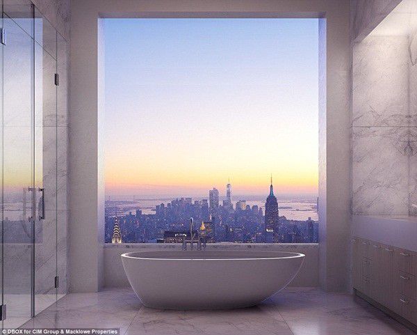 Phòng tắm có tường kính rộng có thể chiêm ngưỡng vẻ đẹp thành phố từ trên cao.