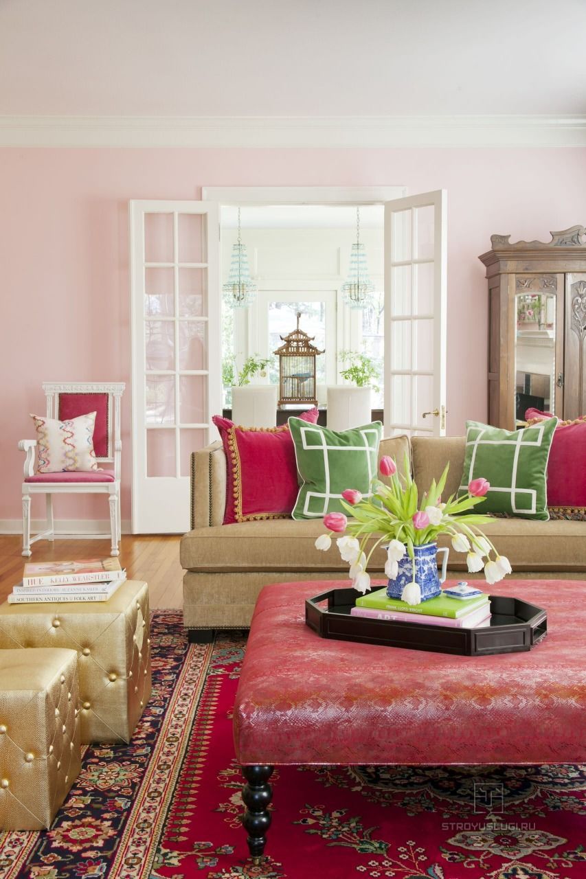 Màu hồng phấn làm dịu đi sự chói mắt của những món nội thất màu hot-pink.