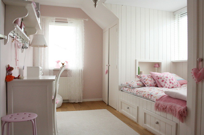 Phòng ngủ xinh xắn với gam màu chủ đạo là hồng phấn và trắng.