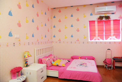 Phòng ngủ bé Lọ Lem đáng yêu với những nàng công chúa Disney trên tường.