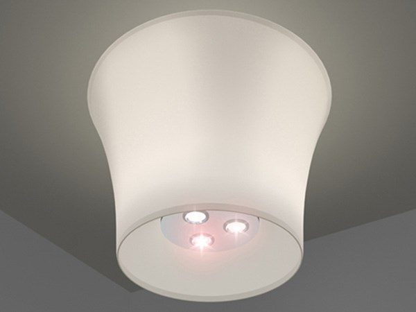 Sử dụng đèn trang trí đơn giản cũng có thể mang đến không gian lung linh cho ngôi nhà.