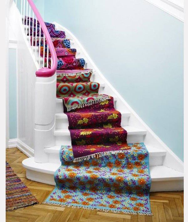 Sử dụng những tấm thảm màu sắc để trang trí cầu thang.