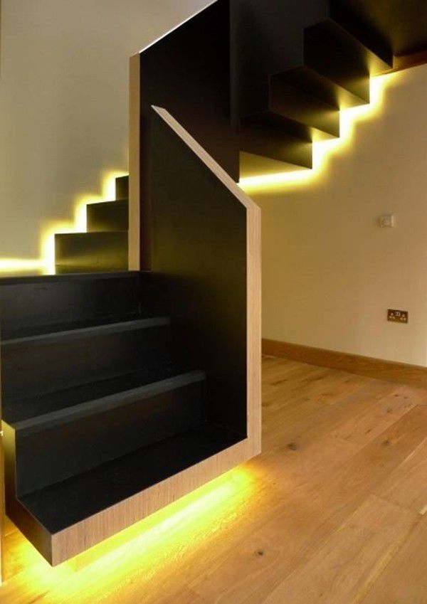 Ánh sáng của đèn LED sẽ khiến cầu thang lung linh và thu hút hơn.