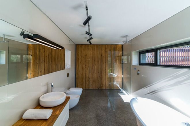  Phòng tắm thoáng mát, đầy đủ tiện nghi với kết hợp vật liệu gỗ, thủy tinh, sứ.