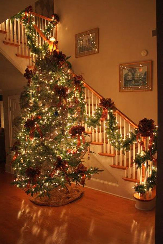 Kết hợp hệ thống đèn nháy trên tay vịn cầu thang và cây thông Noel.