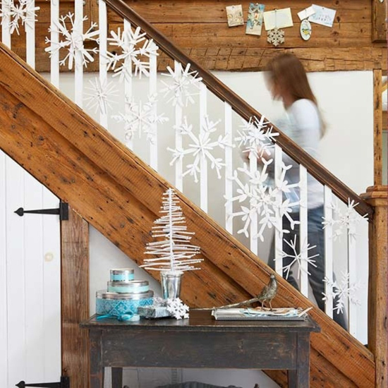 Trang trí tay vịn cầu thang bằng những bông tuyết gỗ sơn trắng.