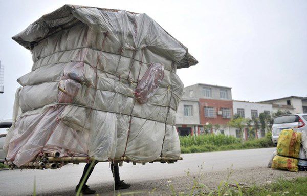 Một căn nhà di động làm từ tre, túi nilon và ga trải giường ở Trung Quốc.