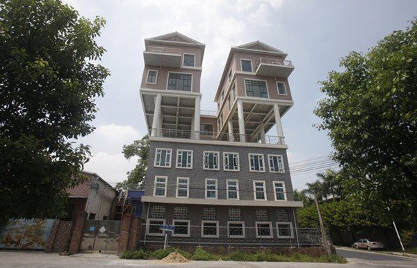 Tại Dongguan, Trung Quốc, có một căn nhà được xây dựng trên nóc nhà máy. 