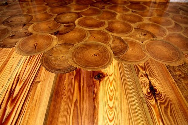 Sàn vân gỗ tròn kết hợp với thân gỗ mang lại vẻ độc đáo cho ngôi nhà.