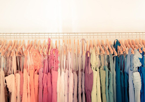Để tủ đồ gọn gàng và tiện khi sử dụng, cần phân loại quần áo theo nhóm.