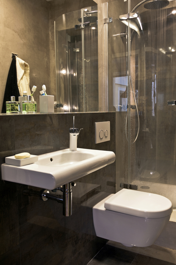 Buồng tắm đứng và toilet gắn tường giúp tiết kiệm diện tích.