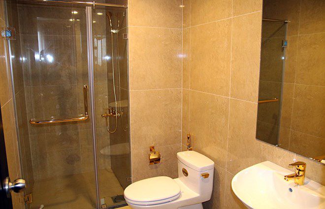 Phòng tắm nổi bật với các chi tiết mạ vàng.