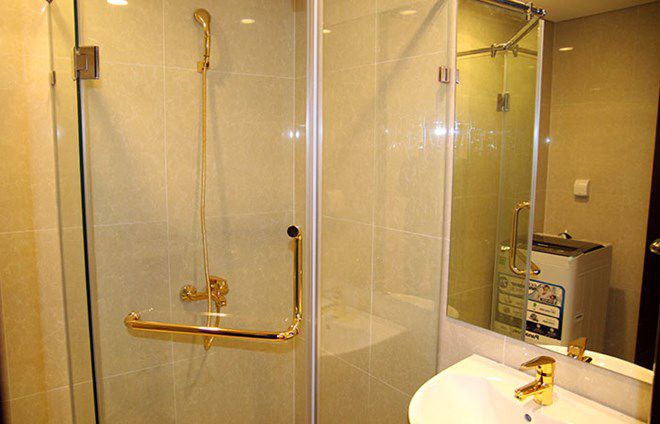 Phòng tắm sang trọng, lộng lẫy với những họa tiết điểm vàng.