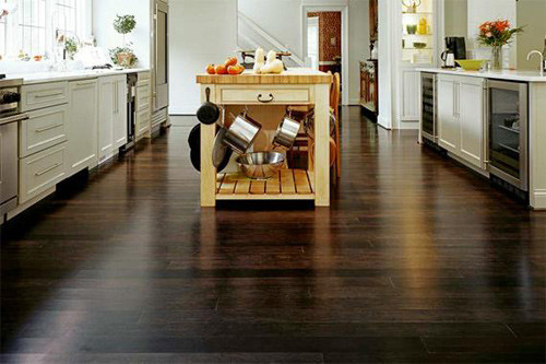 Những chất liệu như vinyl, gỗ ép,…rất thích hợp đối với sàn bếp.