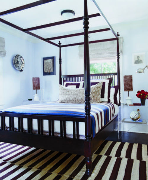 Phòng ngủ nổi bật với những sọc đen trắng được thiết kế theo tổng thể.