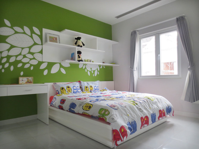 Bức tường xanh cá tính là điểm nhấn cho phòng ngủ con gái lớn.