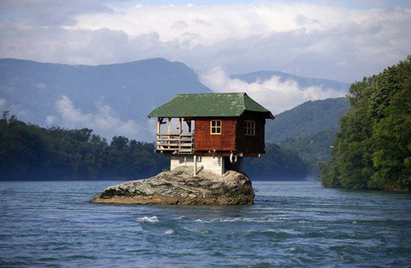 Được xây trên một tảng đá trên sông Drina