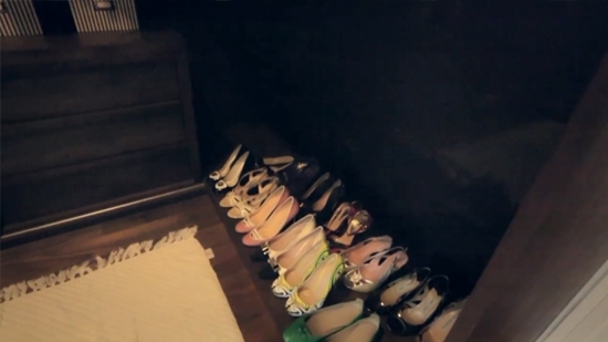 Bộ sưu tập giày dép của cô được đặt bên dưới tủ áo quần