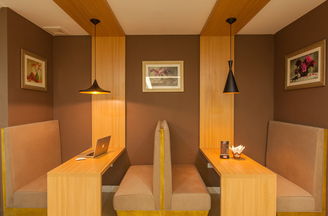Sử dụng bàn chất liệu gỗ cùng với ánh sáng vàng làm không gian gần gũi và ấm áp.
