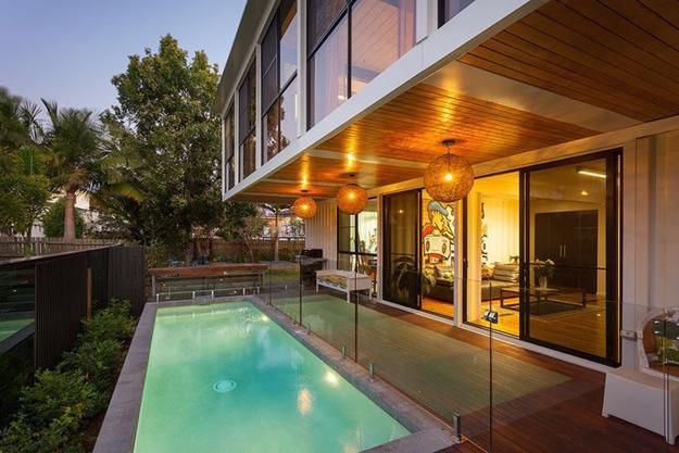 Không gian căn nhà trở nên mát mẻ, sang trọng và hiện đại hơn nhờ bể bơi.