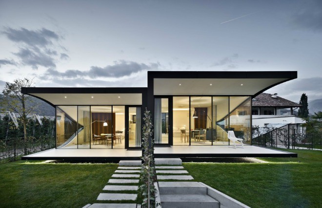 Ngôi nhà hiện đại giữa bãi cỏ xanh mướt tuyệt đẹp ở Italy.