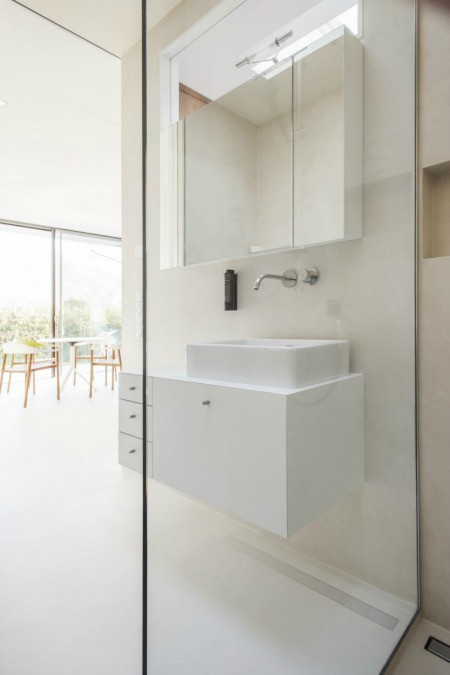 Phòng tắm được thiết kế hiện đại, tiện nghi với vật liệu kính trong suốt.