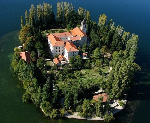 Hòn đảo này thuộc sở hữu của một tu viện