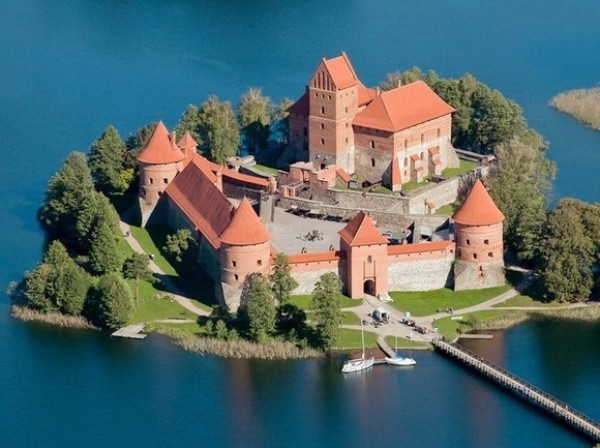 Hòn đảo này nằm trong hồ Lake Galvė ở Lithuania