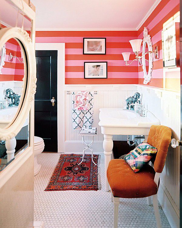 Phòng tắm trở nên tươi mới hơn với bức tường sọc hồng và đỏ.