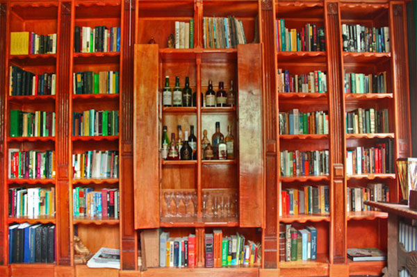 Chiếc tủ sách bằng gỗ 
