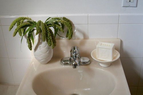 Phòng tắm nhẹ nhàng, mộc mạc và giản dị với tone màu kem.