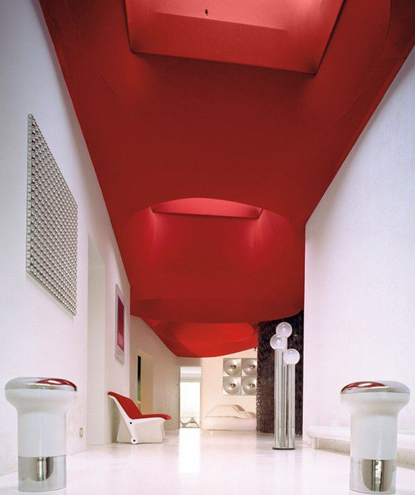 Hành lang ngôi nhà nổi bật với tone màu chủ đạo đỏ - trắng. 