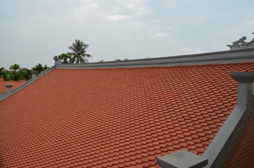 Kiến trúc mái ngói vảy đỏ thay thế cho mái bằng.