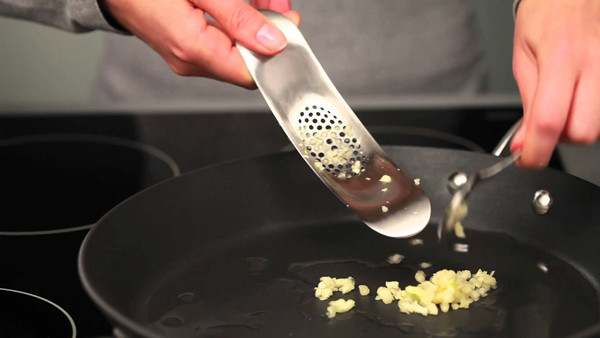 12 dụng cụ chế biến tỏi giúp bà nội trợ thêm yêu việc bếp núc