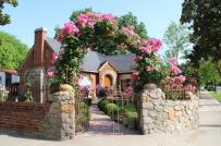 Những cổng nhà có hoa hồng treo đẹp lãng mạn