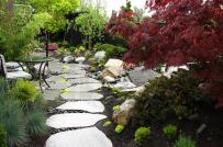 Sân vườn đẹp quyến rũ với lối đi lát đá, sỏi tự nhiên